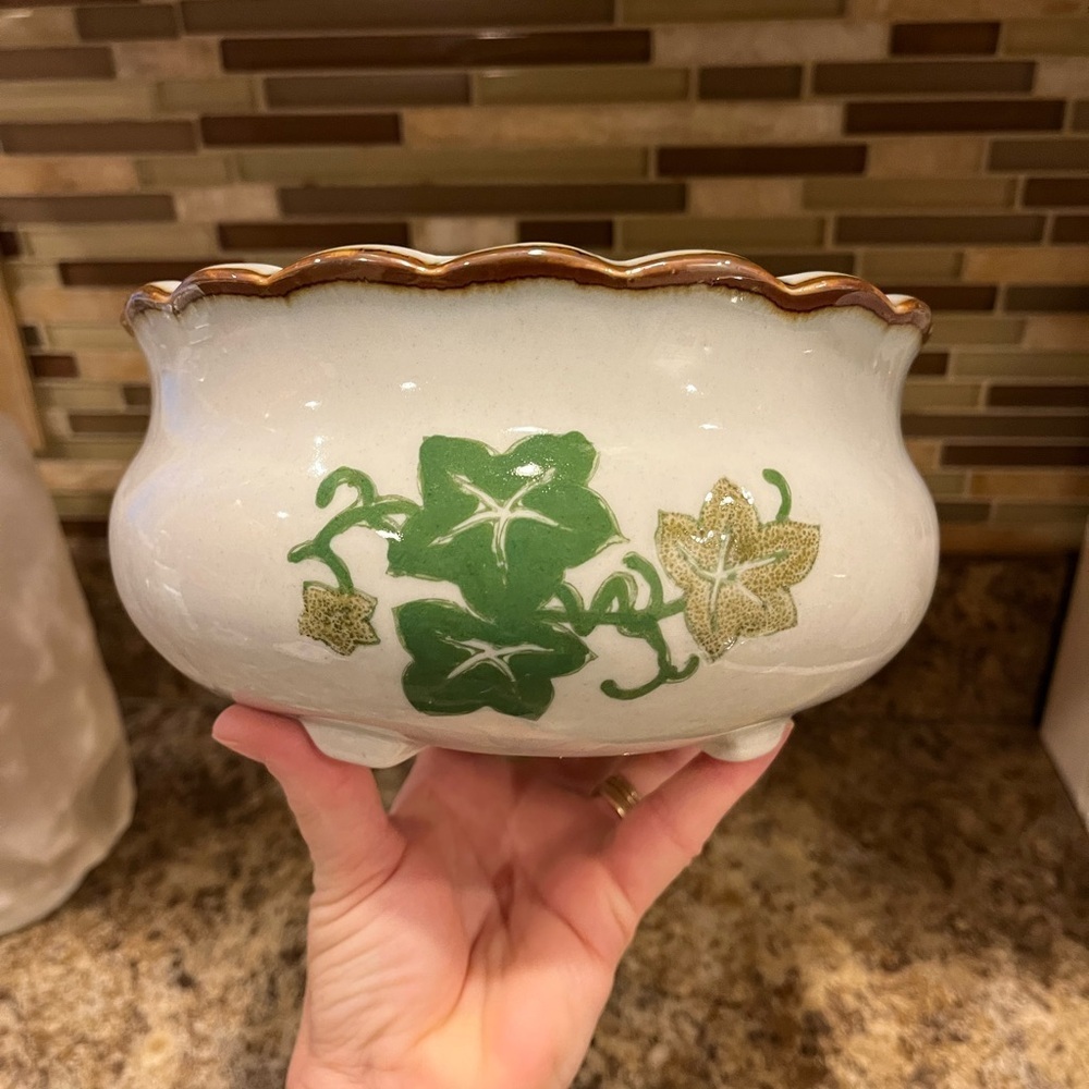 Vintage AAA Imports Planter with Ivy Design approx 7.5” wide 4” height - Picture 11 of 11
